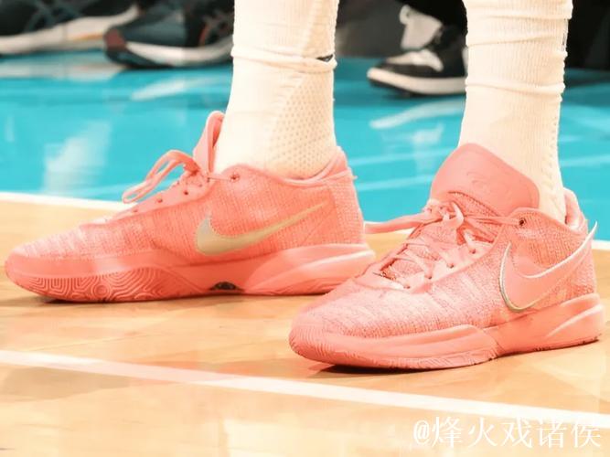 马尔卡宁脚踏粉色Lebron20,狂砍33分16篮板展现绝佳篮板嗅觉 马尔卡宁脚踏粉色Lebron20,狂砍33分16篮板展现绝佳篮板嗅觉